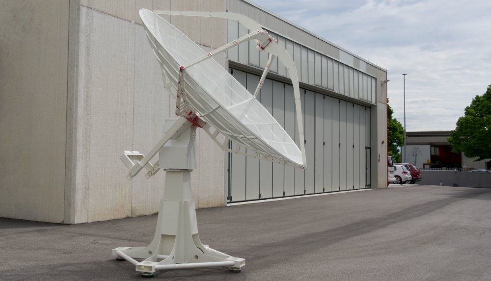 GS-100 antenna tracking system for satellite communication